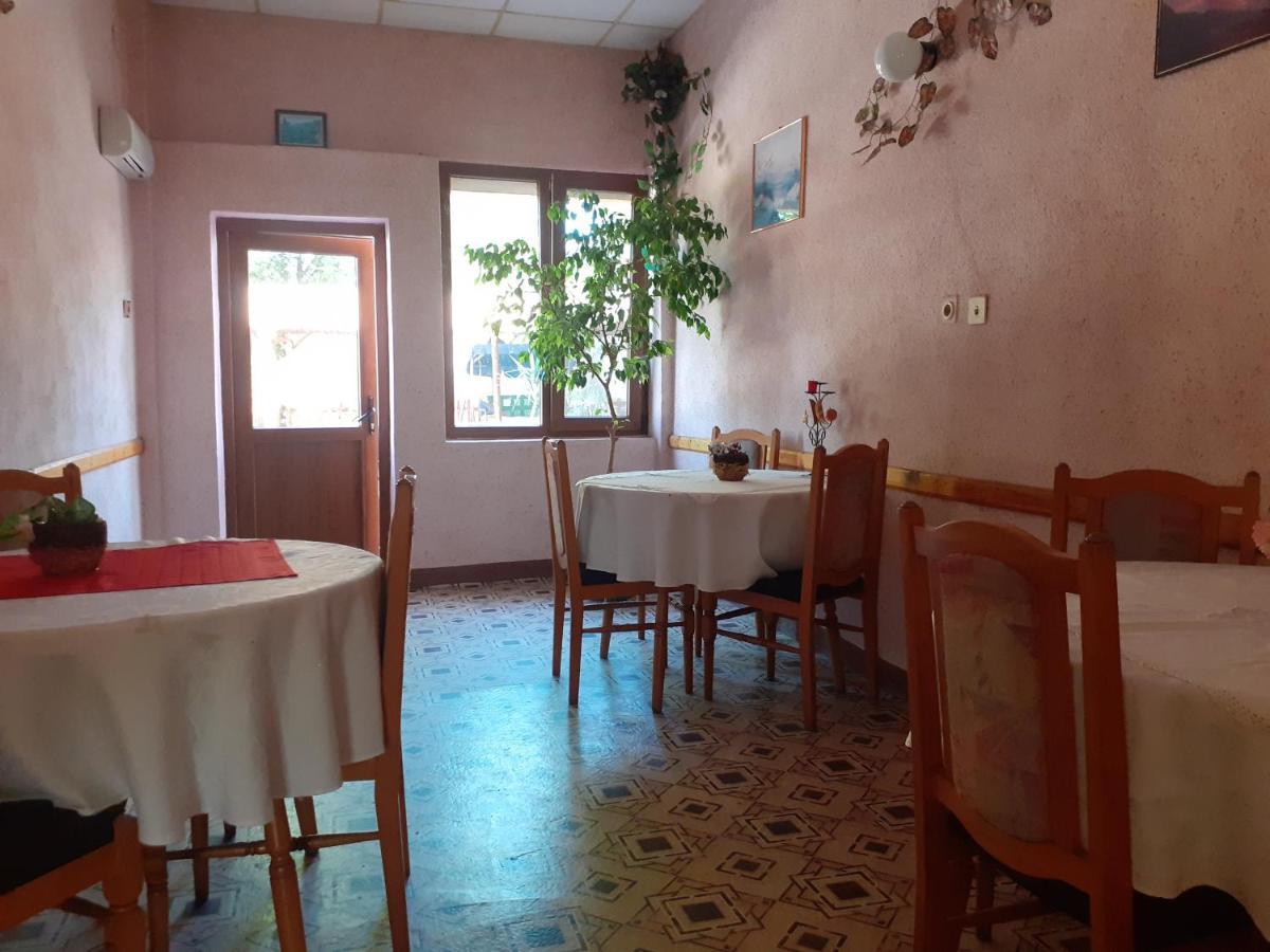 Guest House Edelvais Dve Mogili ภายนอก รูปภาพ