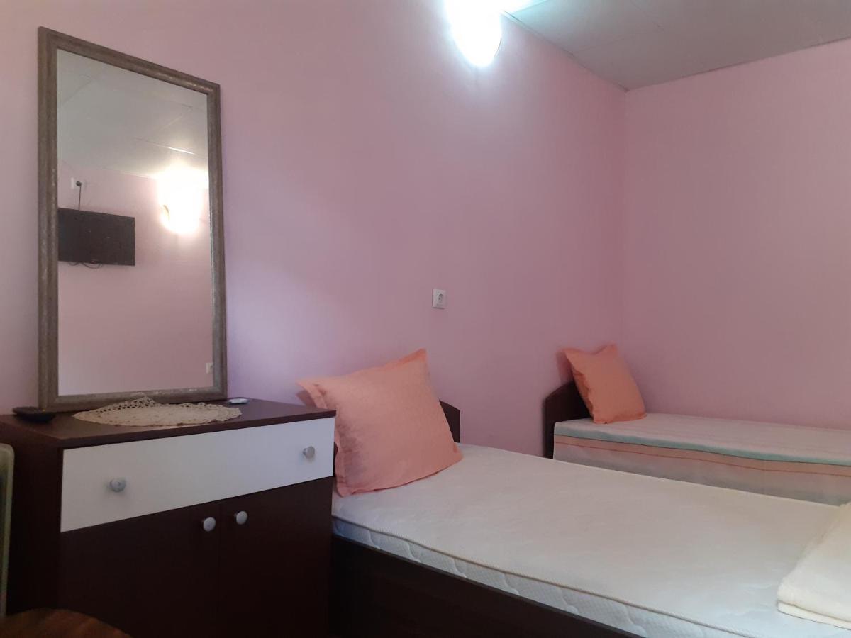 Guest House Edelvais Dve Mogili ภายนอก รูปภาพ