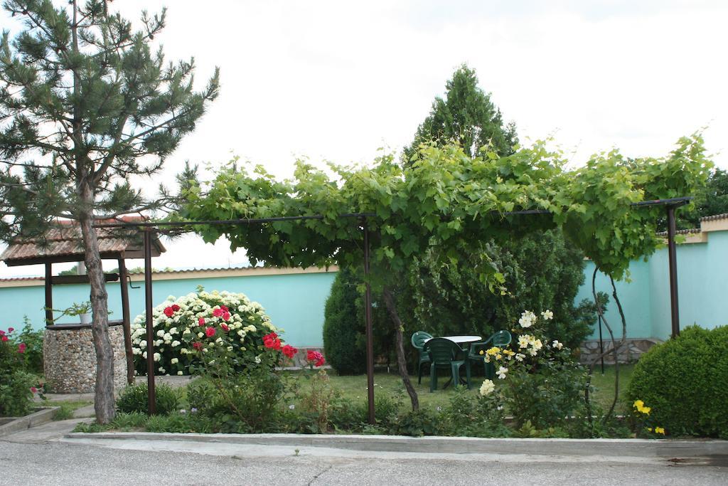 Guest House Edelvais Dve Mogili ภายนอก รูปภาพ