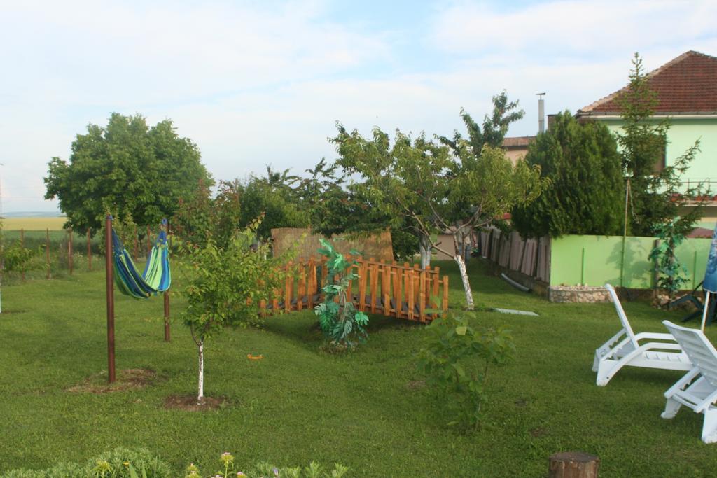 Guest House Edelvais Dve Mogili ภายนอก รูปภาพ
