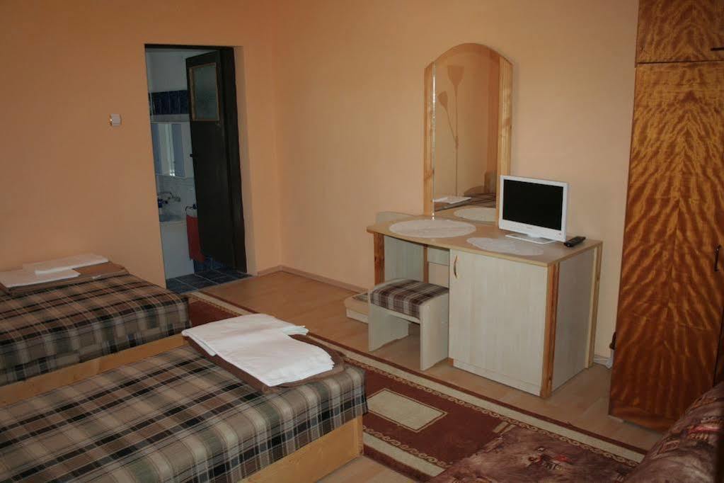 Guest House Edelvais Dve Mogili ภายนอก รูปภาพ