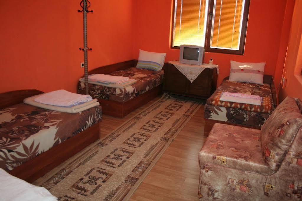 Guest House Edelvais Dve Mogili ภายนอก รูปภาพ