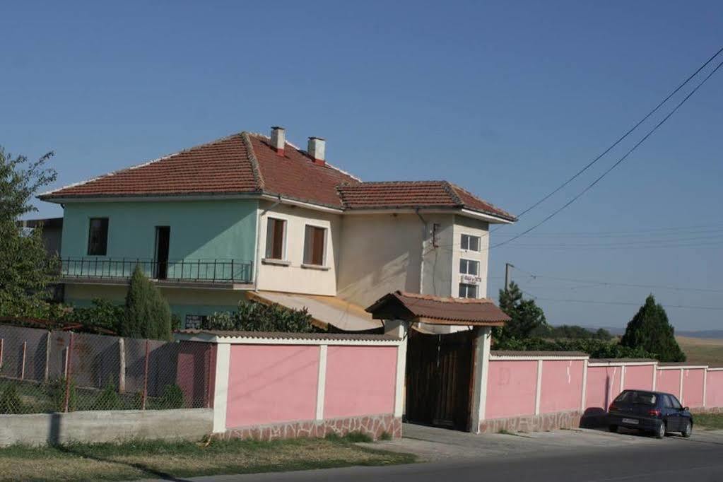 Guest House Edelvais Dve Mogili ภายนอก รูปภาพ